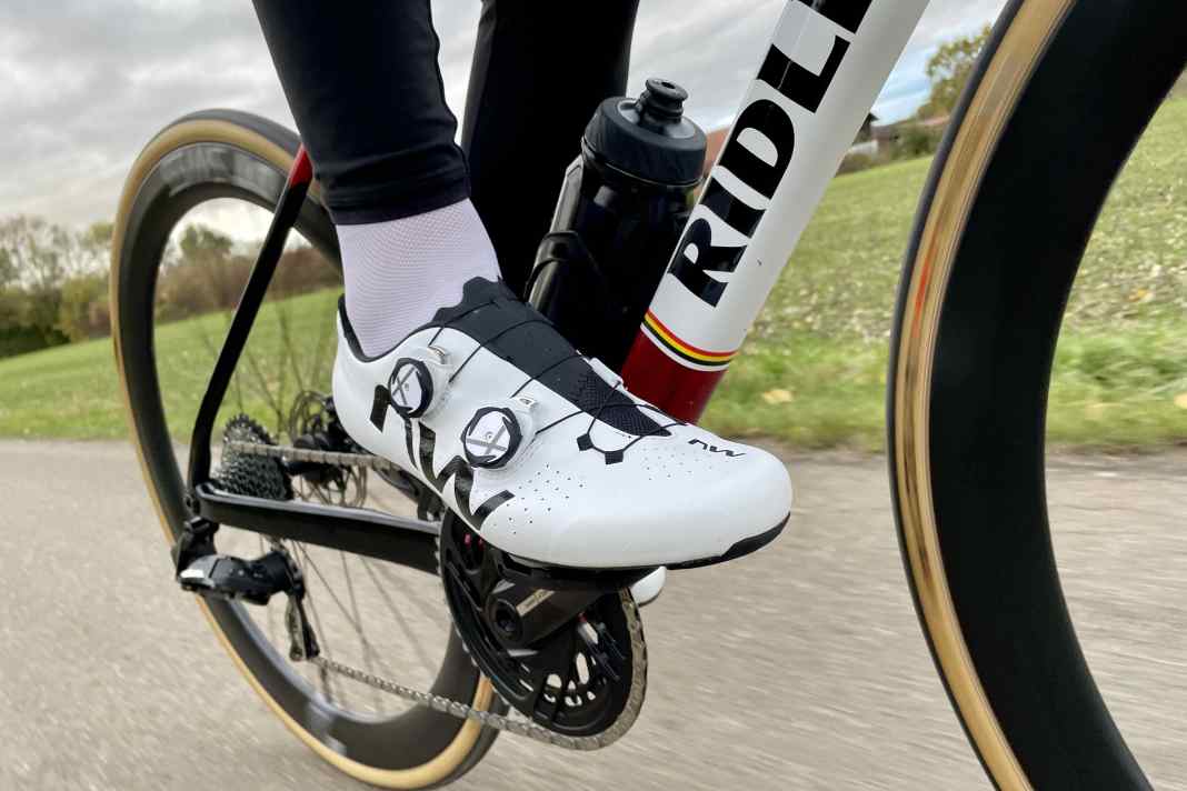 Der neue Highend-Rennradschuh von Northwave hört auf den Namen Veloce Extreme. TOUR konnte das Highend-Modell mit Profi-Flair bereits testen.