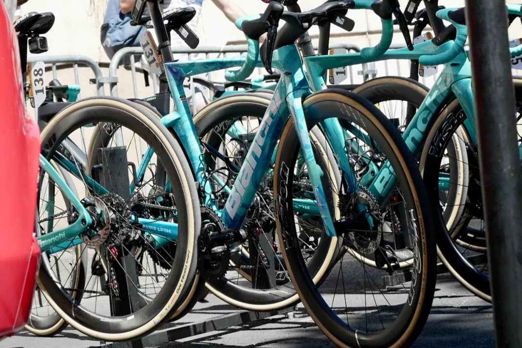 Der Hoffnungsträger der Franzosen fährt auf einem Bianchi Oltre RC in Sonderlackierung