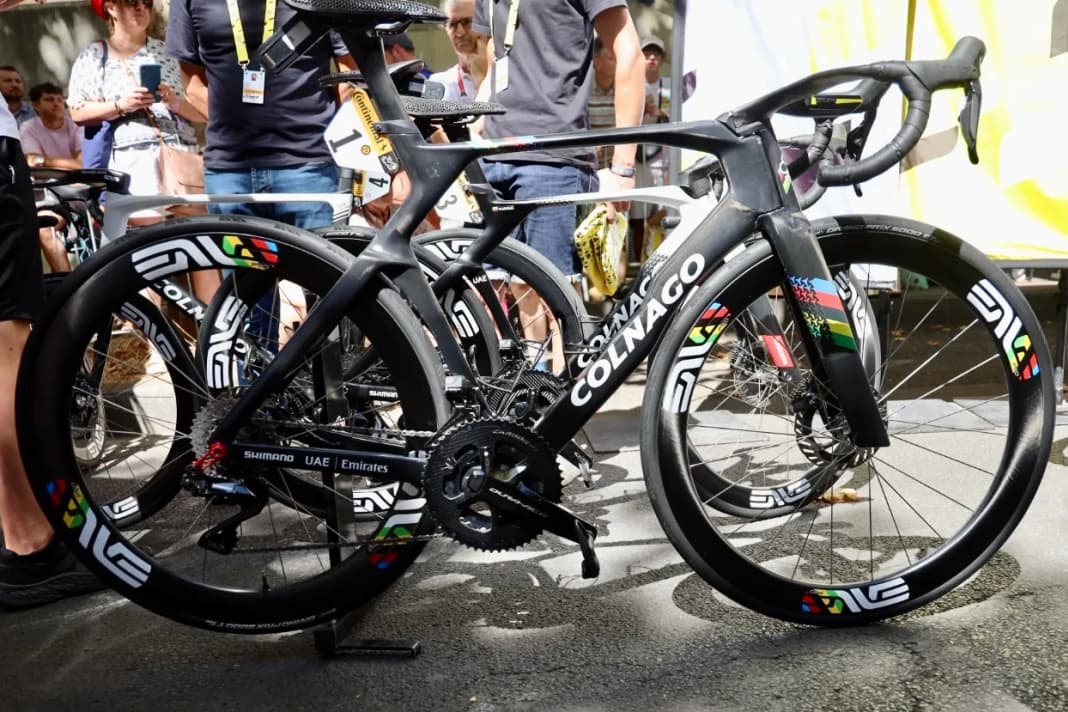 100 Gramm weniger in schwarz statt weiß. Mit dieser Version des Colnago Y1Rs ging es in der 16. Etappe auf den Mont Ventoux