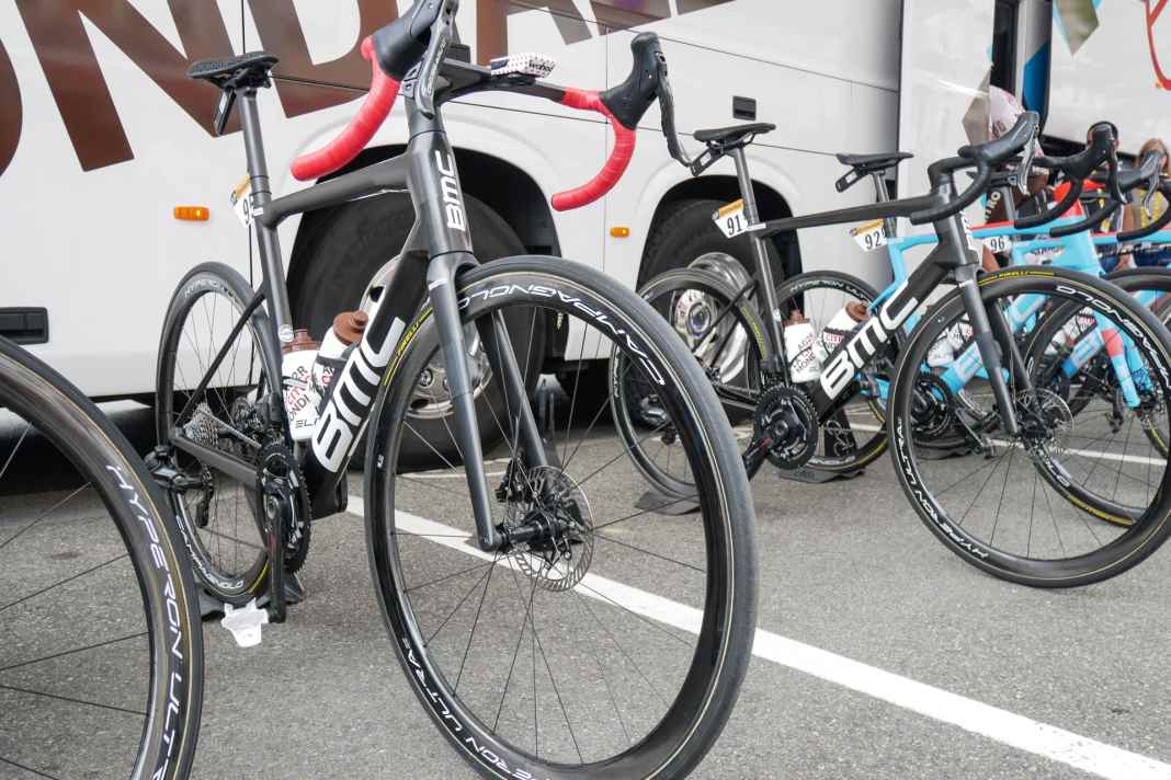 BMC Teammachine in der „Masterpiece“-Ausführung bei der Tour de  France: Indizien wie die Ähnlichkeit mit Stoll-Rahmen sprechen für die  Fertigung bei Bike Ahead in Deutschland. Offiziell schweigt BMC dazu