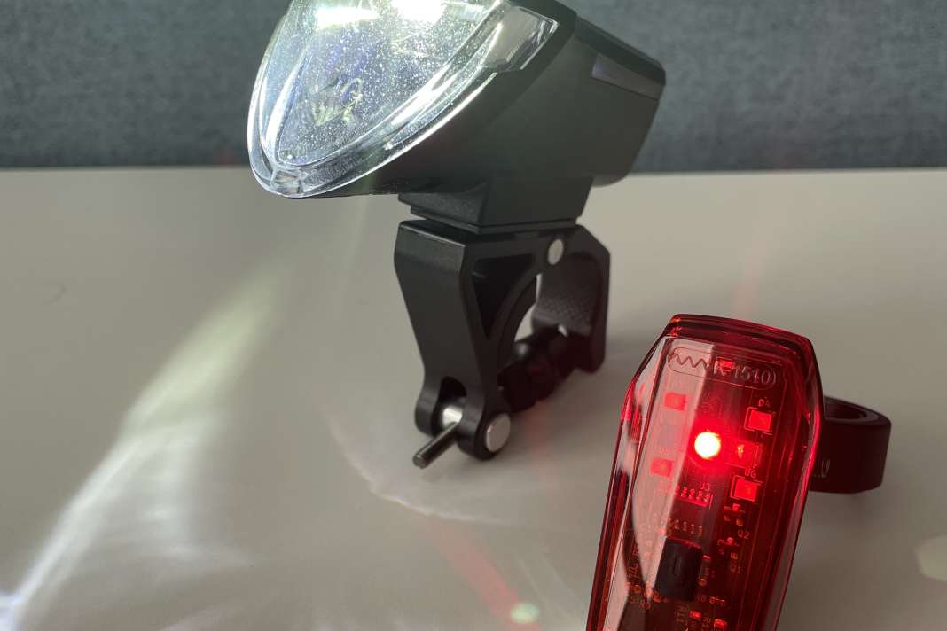 Das Fahrradlicht von Aldi und eine Rückleuchte leuchten zum einen recht hell.