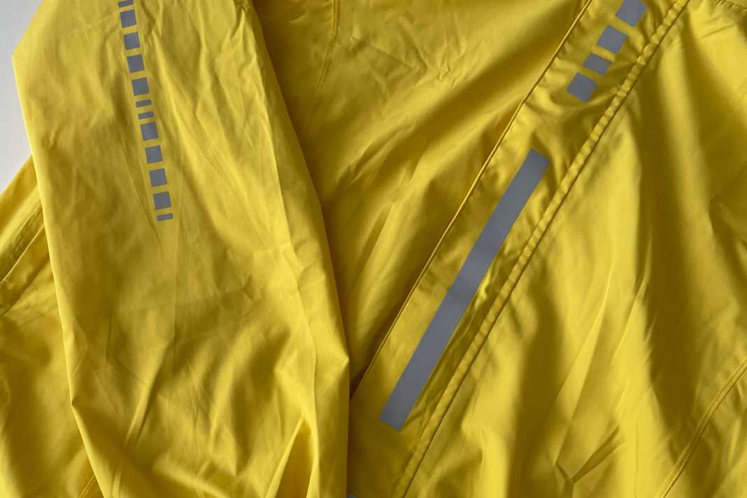 Die Crane Fahrrad-Regenjacke ist auf jeden Fall gut sichtbar in gelb und vielen Reflexstreifen.