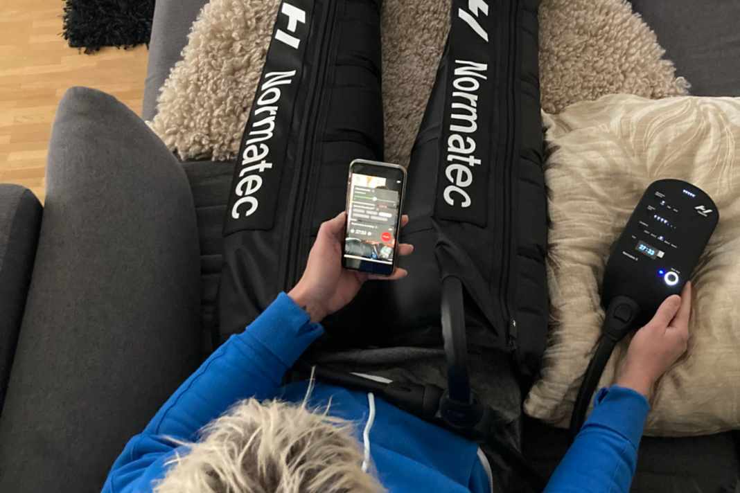 Die Bedienung der Normatec-Boots mit App und Steuerung ist simpel