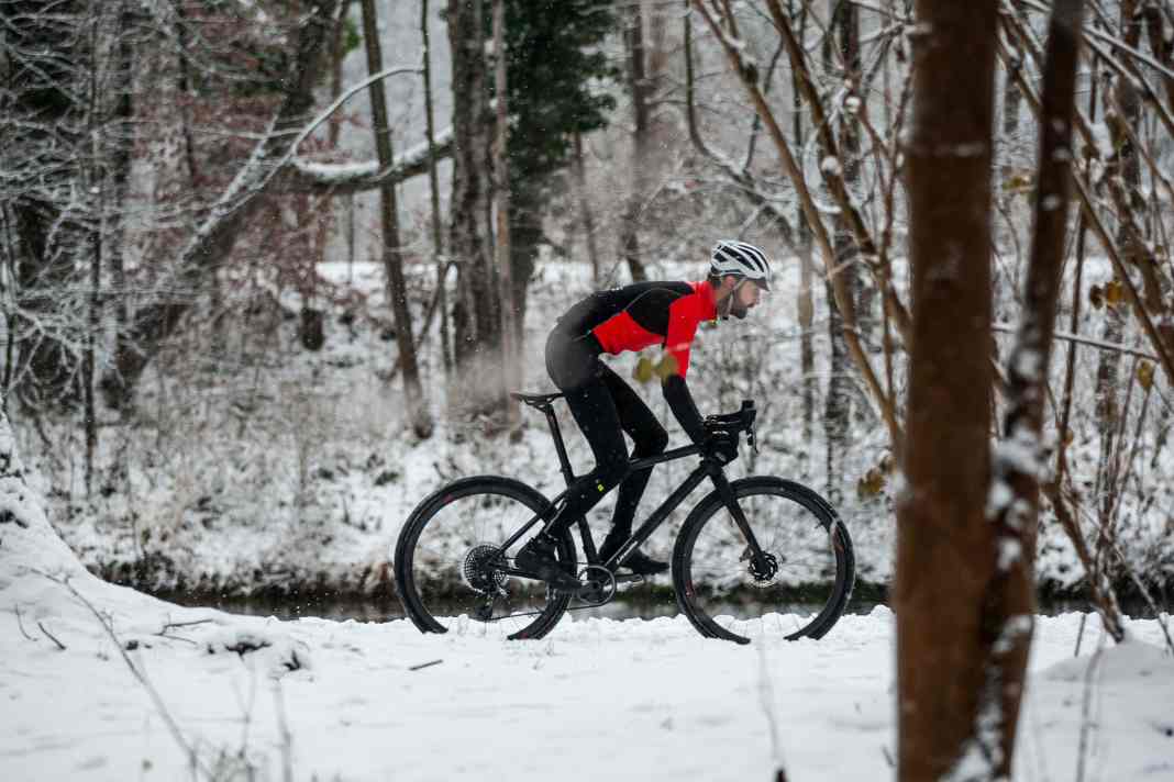 Der 40 Millimeter breite G-One Bite Reifen des Liteville 4-One Mk2 von Schwalbe, tubeless auf extraweiten Syntace-Carbonfelgen montiert, beißt sich mit knapp zwei Bar befüllt souverän auch durch Schnee und Eis.
