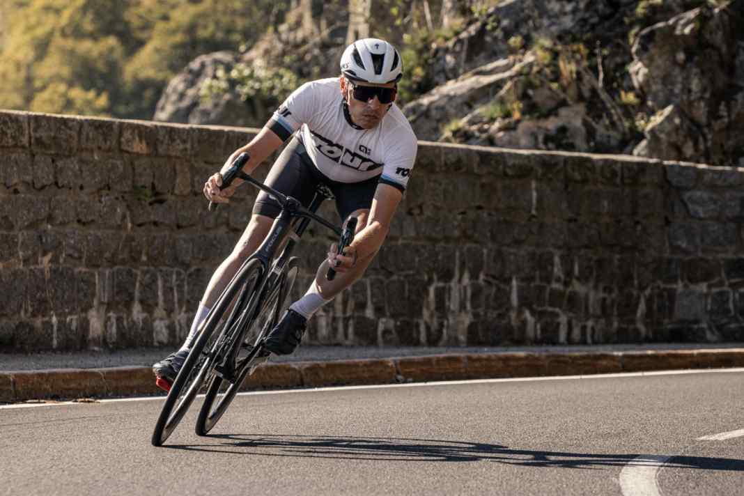 Focus spendiert dem Izalco Max ein umfassendes Update. Die aero-optimierte Rennmaschine ist in zwei unterschiedlichen Carbonqualitäten erhältlich.