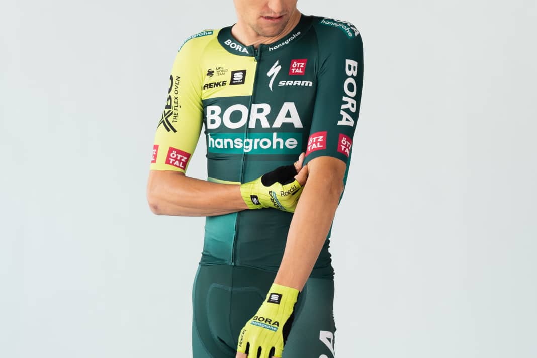 Jai Hindley zeigt das neue Trikot von Bora-Hansgrohe
