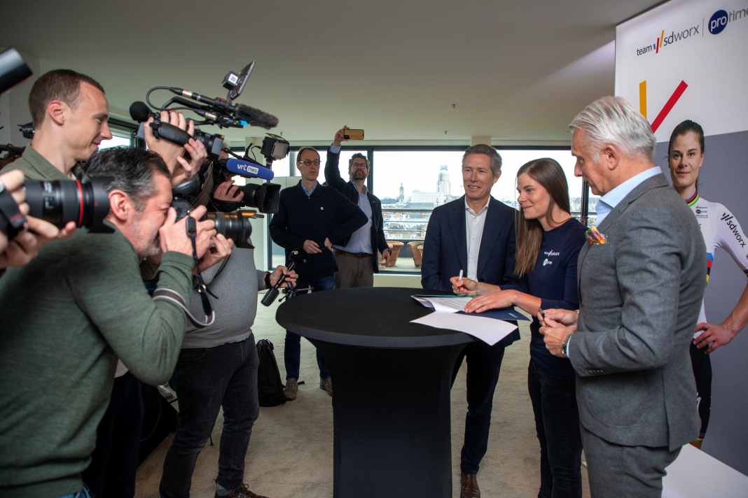 Lotte Kopecky unterzeichnet den Vertrag mit ihrem Team SD Worx - Protime bis 2028.