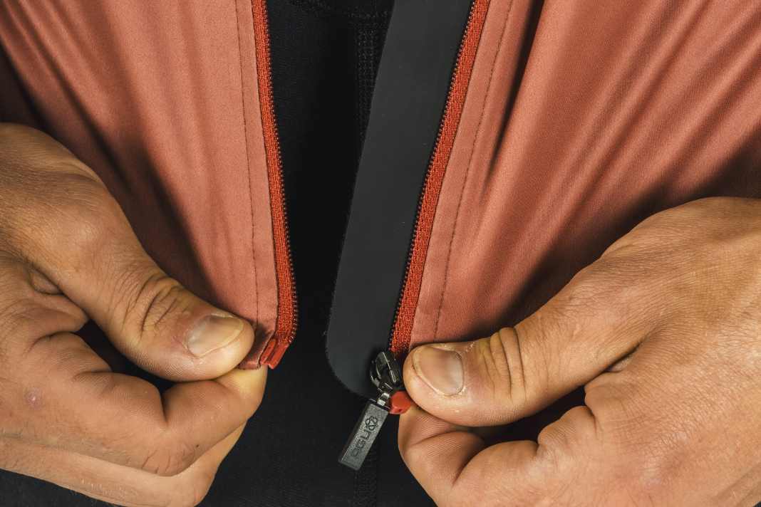 Agu Jacket Six6 Polartec III: Gegen Zugluft ist der Reißverschluss bei der Agu wirksam mit einer Stoffbahn hinterlegt, die gleichzeitig als Scheuerschutz vom Reißverschluss dient