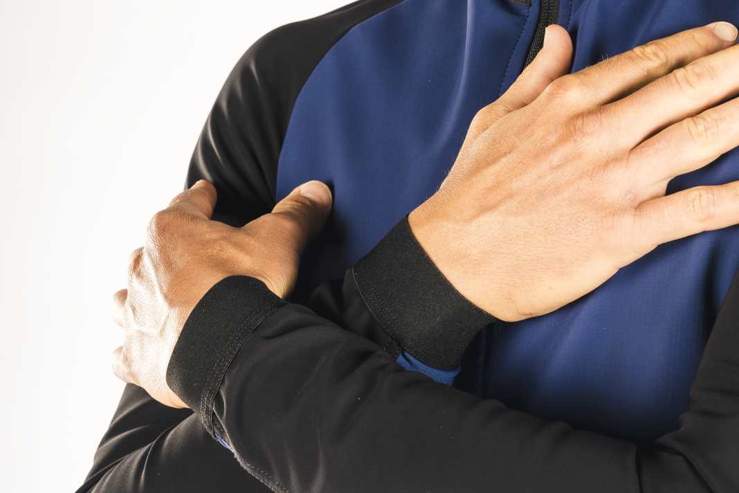 Assos Mille GT Winter Jacket Evo: Die Ärmel der Assos-Jacke sind schön lang und haben weiche Ärmelbündchen, die sich eng um die Handgelenke schmiegen
