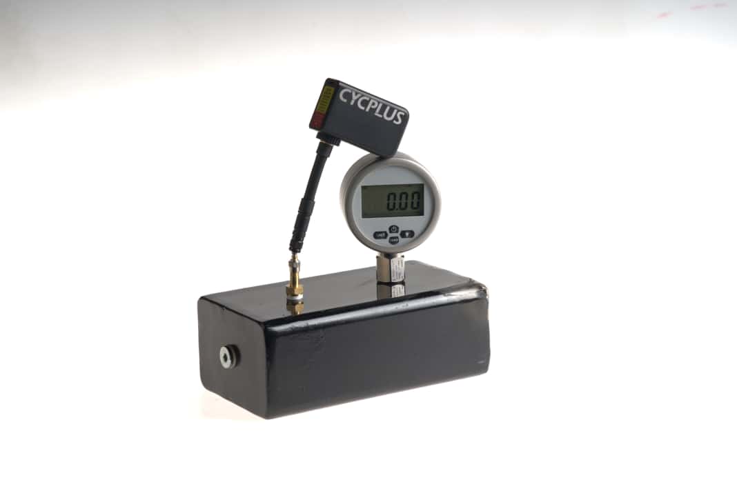 Mit einem Druckkörper aus Metall mit Manometer haben wir die Cycplus AS2 Pro getestet