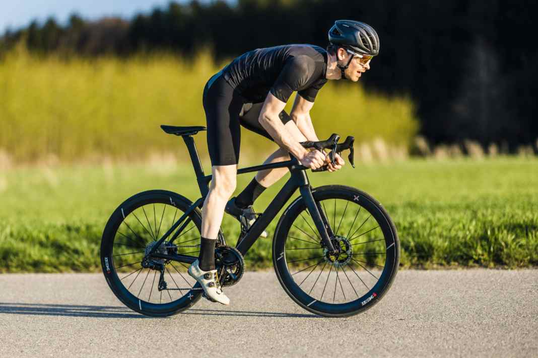 Das Van Rysel RCR war im Testzeitraum von Januar bis Dezember 2023 das schnellste Rennrad. 207 Watt benötigt der Fahrer, um bei Tempo 45 km/h den Luftwiderstand zu überwinden.