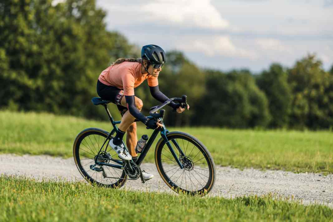 Allroad-Bikes besetzen die Lücke zwischen Straßen-Rennrad und Gravelbike.