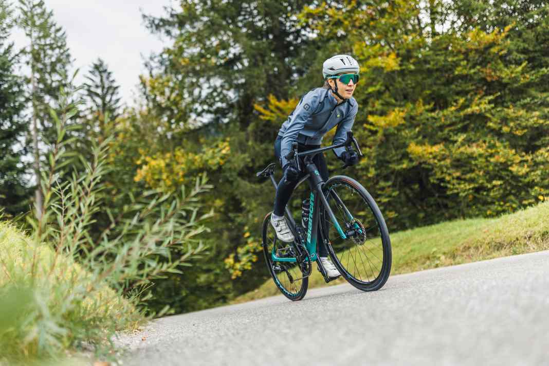 Völlig losgelöst: Das betörende Gefühl, mit einem federleichten Untersatz die Berge zu erklimmen, als hätte man plötzlich Flügel bekommen, ist unendlich verlockend. Im Bild: Bianchi  Specialissima RC
