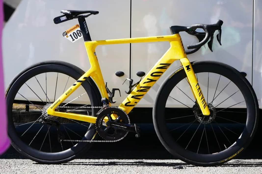 Mathieu van der Poel war zwischenzeitlicher Gesamtführender der Tour de France 2025 und hatte zu diesem Anlass eine Speziallackierung in gelb an seiner Canyon-Rennmaschine