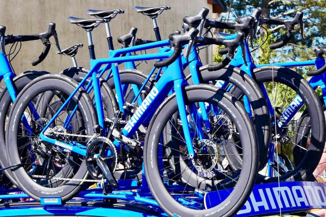 Shimano steht zwar auf den Rädern des neutralen Service. Die Rennmaschinen kommen aber von Canyon.