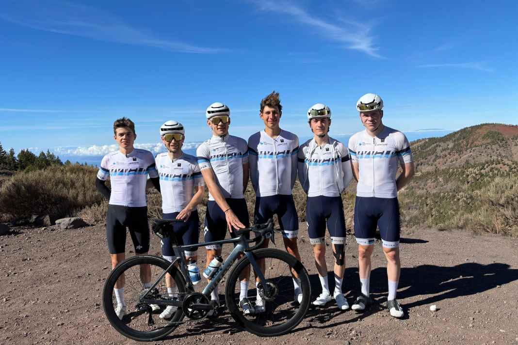 Mitglieder des MYVELO Pro Cycling Teams beim Training auf Teneriffa