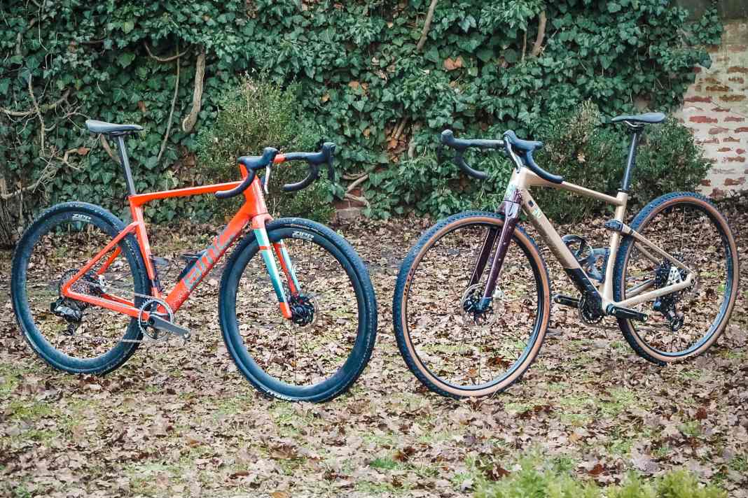 Gravelbikes der Extreme im Testduell: das rennmäßige BMC Kaius (links) trifft auf das abenteuertaugliche BMC Urs.