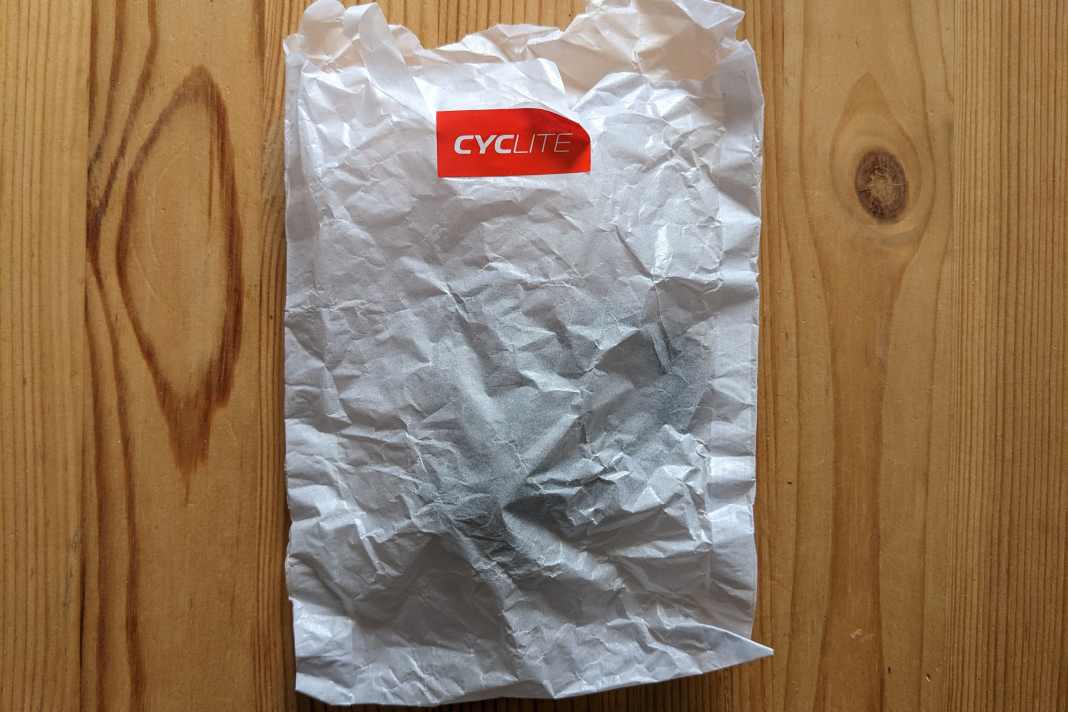 Zubehör zu den einzelnen Taschen war sicher in einer Papiertüte verpackt.