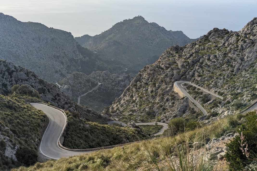 Beim Everesting fährt man einen Anstieg so oft hintereinander hoch, bis man 8848 Höhenmeter gesammelt hat.