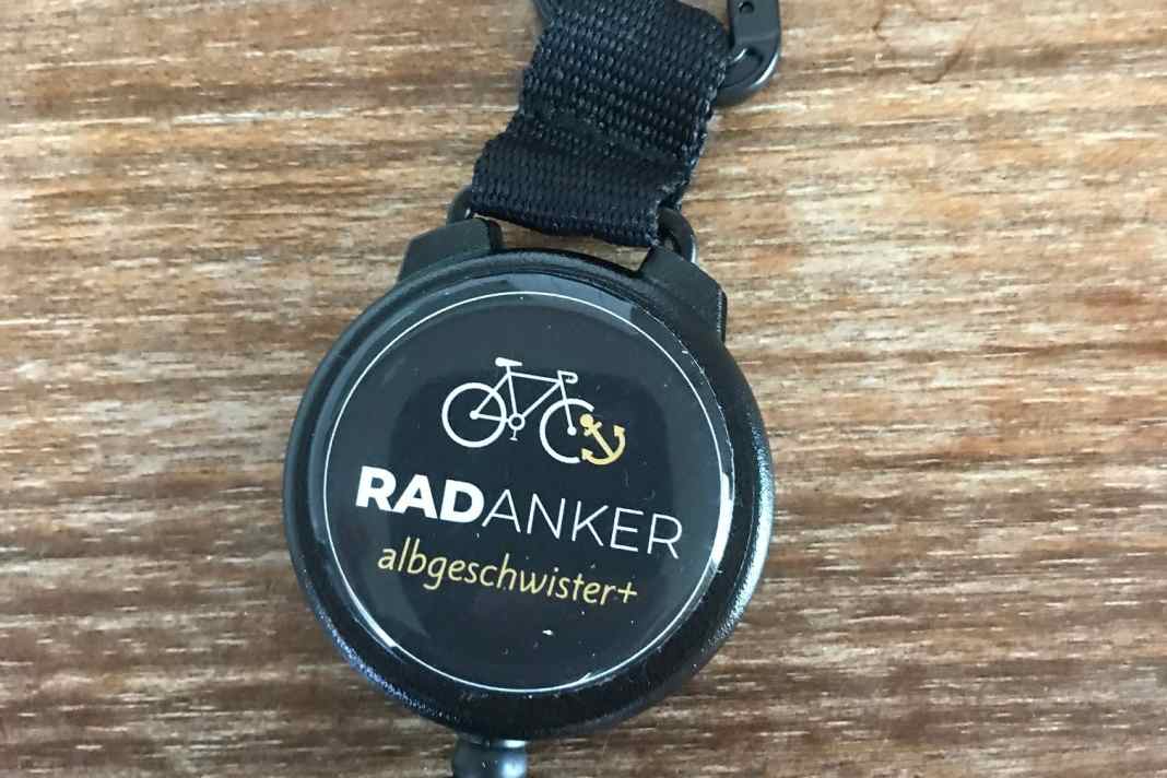 Der Radanker macht sich in einer Ecke der Trikottasche klein
