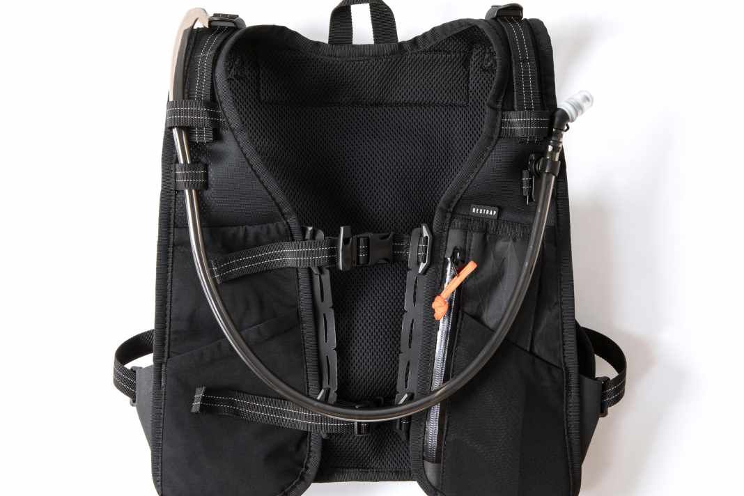 Die Front der Tasche ist bekannt. Sie gleicht der Race Hydration Vest und bietet ein wasserabweisendes Zipp-Fach und mehrere Mesh-Einschubfächer.