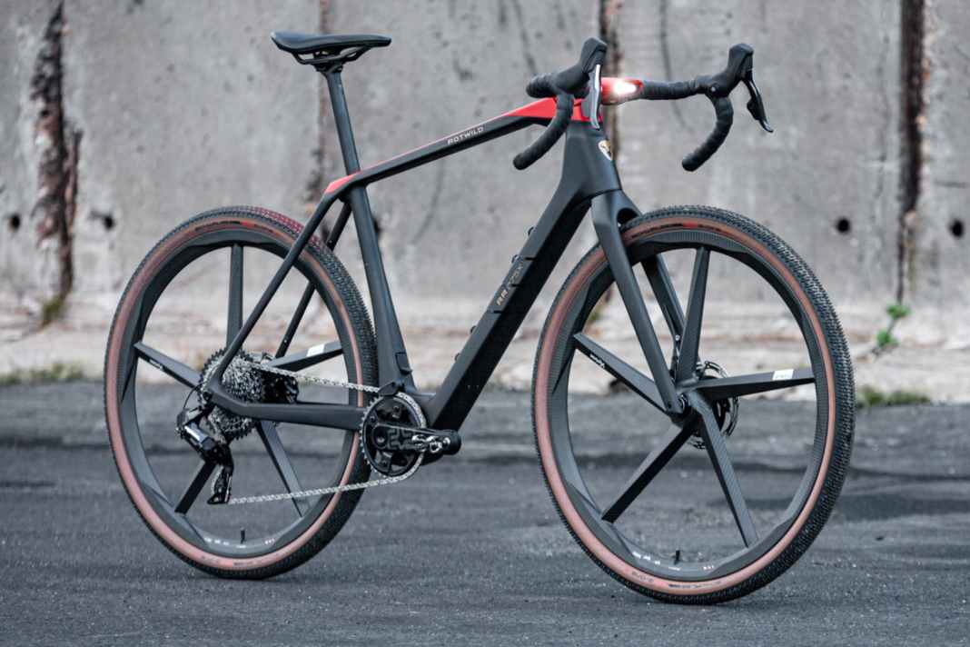 Nach einigen Jahren Abstinenz zeigt Rotwild wieder ein Modell mit Rennlenker. Das R.R275 X ist ein motorisiertes Gravelbike, das sich durch ein markantes Rahmendesign und Lichtanlage charaktersiert.