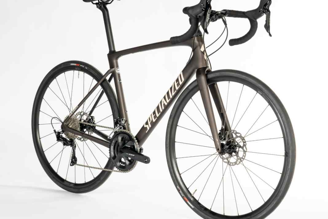 Das komfortabelste Rennrad im TOUR-Test 2023 kam von Specialized. Das Roubaix Sport, inzwischen von einer neuen Modellreihe abgelöst, erzielte eine Komfortnote von 1,3.