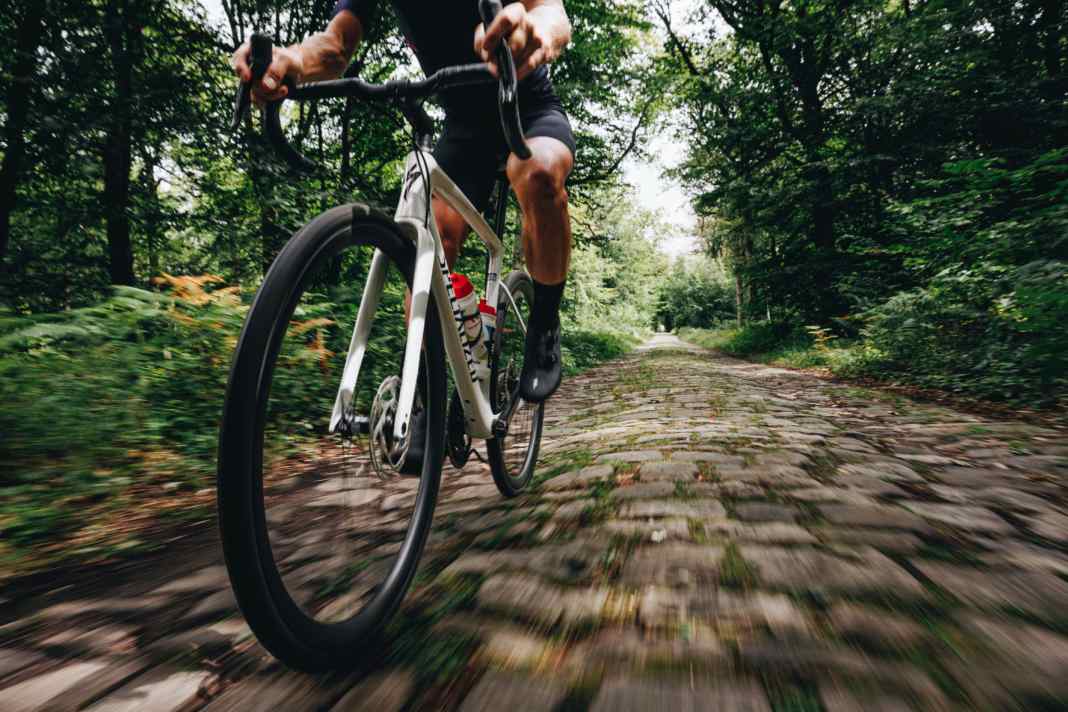Kopfsteinpflaster, wir kommen! Das neue Roubaix soll dank verbessertem Federsystem und riesiger Reifenfreiheit auch äußerst ruppiges Terrain bewältigen können.