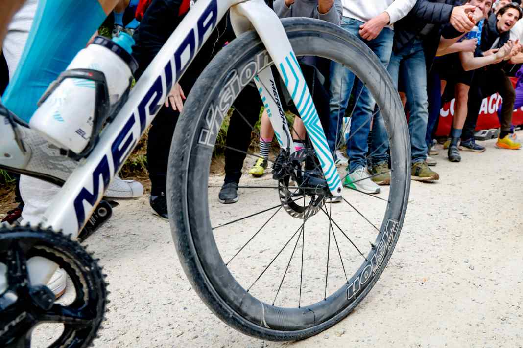 Vision präsentiert mit der Metron RS-Serie neue High-End-Laufräder. Seine Rennpremiere hat der neue Satz bereits hinter sich: Bei Strade Bianche war das Team Bahrain Victorious mit den Metron 45 RS unterwegs.