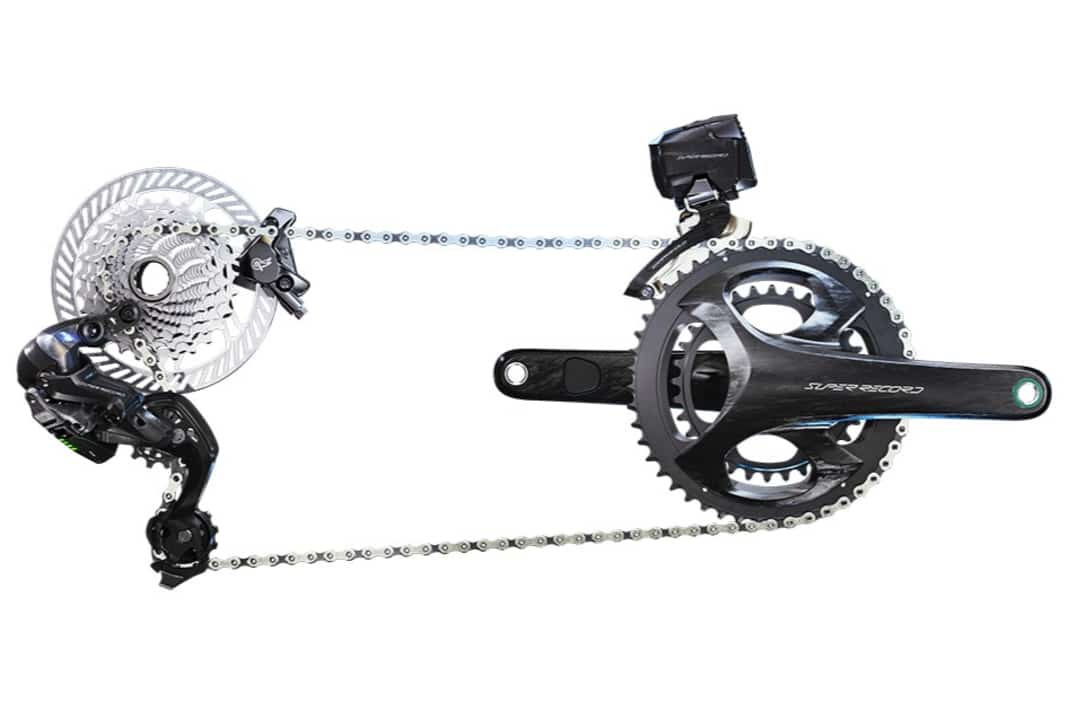 Mit der Super Record Wireless präsentiert Campagnolo seine erste 2x12-Funkschaltung. Der Vorgänger EPS war noch kabelgebunden.