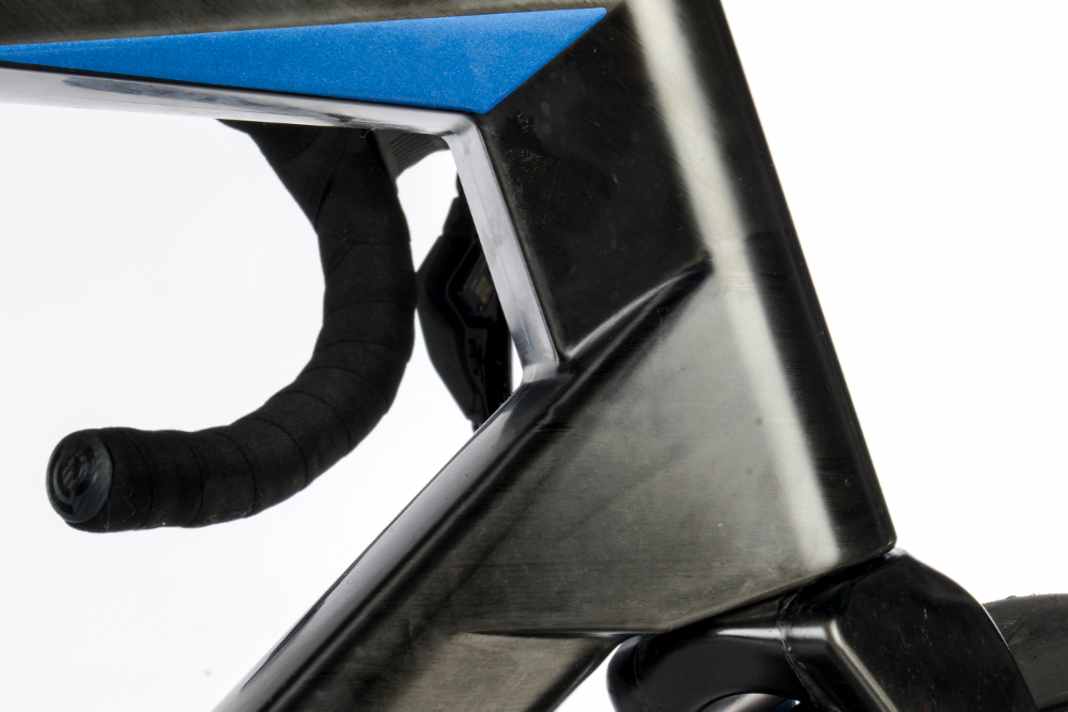 Carbon ist bei Wettkampfrädern der Werkstoff der Wahl, da es leichter als Aluminium ist und den Herstellern beim Rahmendesign mehr Freiheiten lässt.