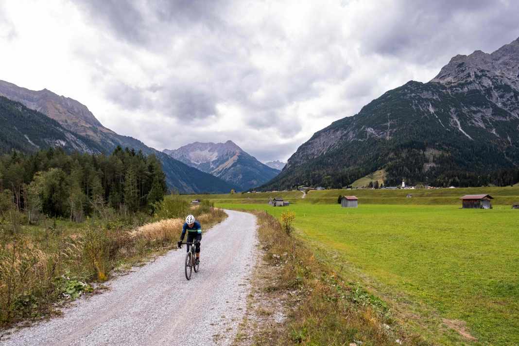 Die vielen Schotterpisten im Lechtal – hier bei ­Vorderhornbach – sind wie für Gravelbiker gemacht
