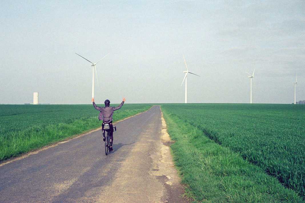 Wie Don Quijote: Kurz vor Paris bläst der Wind übers Land. Als fies und fantastisch zugleich empfinden die Pedalritter den Kampf gegen den unsichtbaren Gegner.