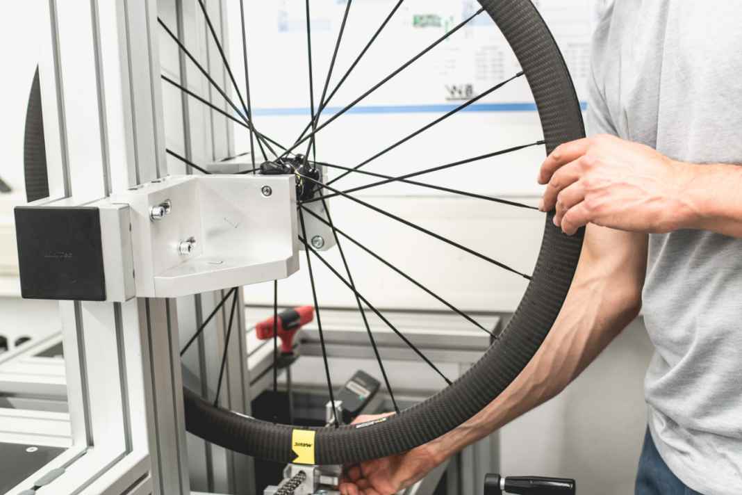 Prüfstand für die Seitensteifigkeit der Laufräder