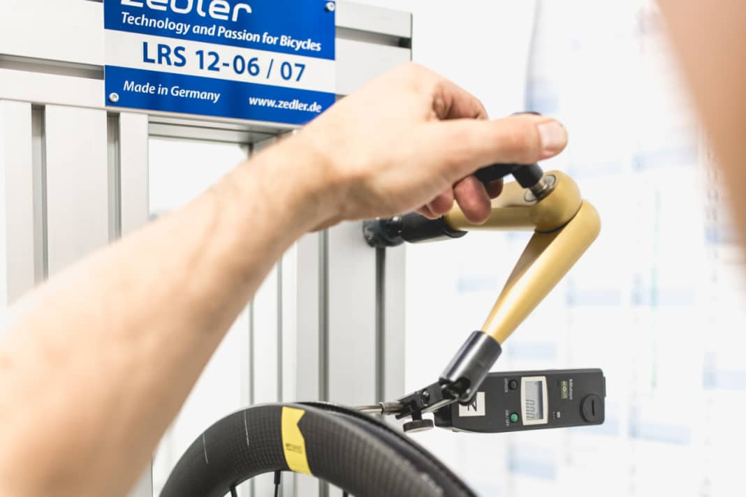 Prüfstand für die Seitensteifigkeit der Laufräder