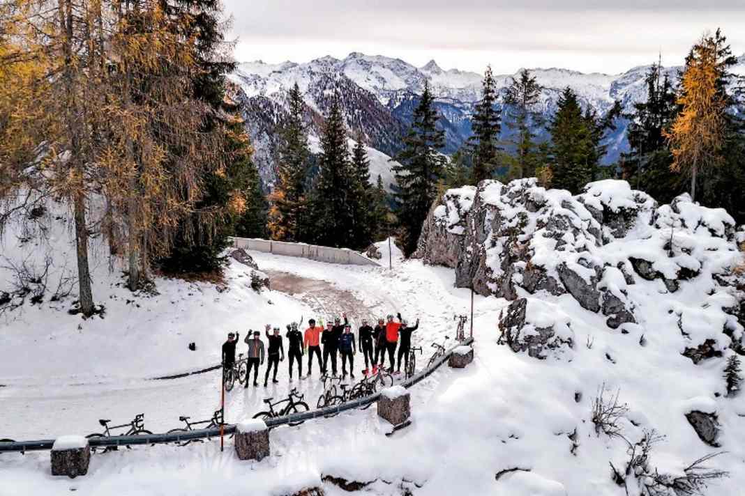 Panorama. Gruppenbild mit Drohne – unten genießt die Truppe die freie Fahrt auf der Rossfeld-Straße