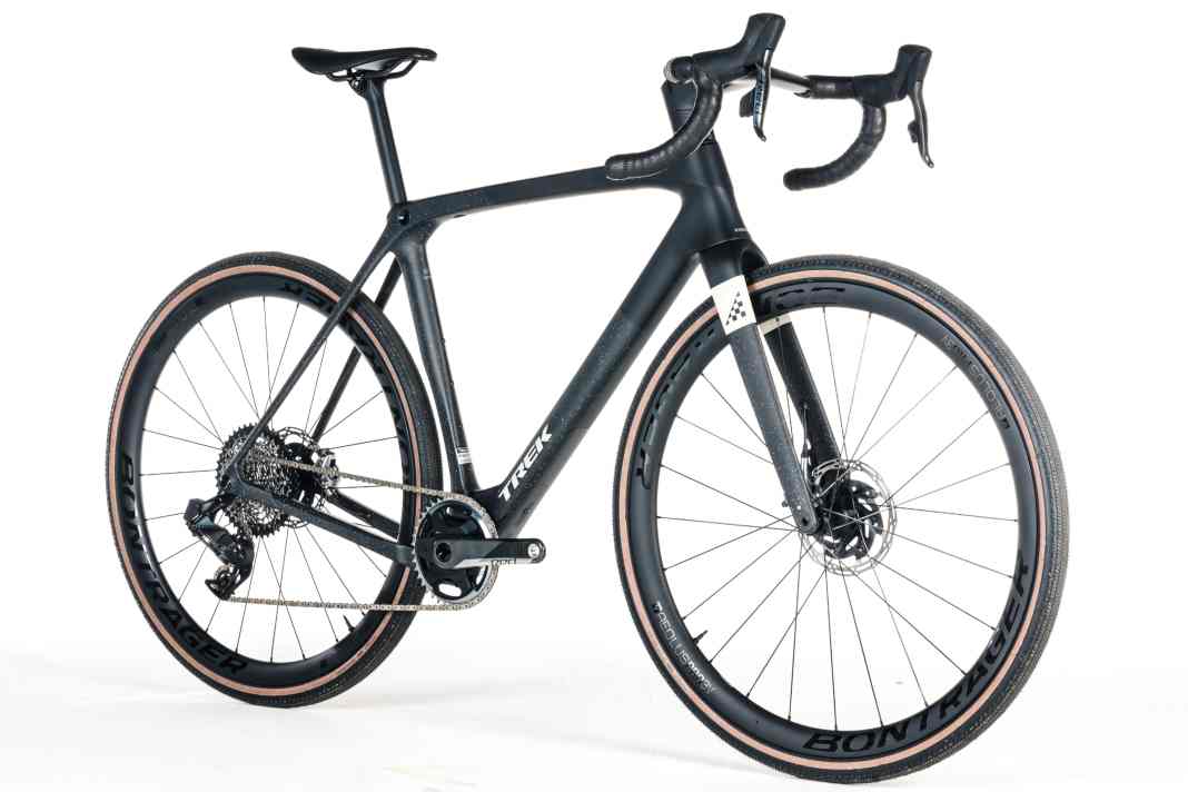 Wegen fünf Gramm (!) setzt sich das Trek Checkmate SLR 8 an die Spitze der leichtesten Gravelbikes im TOUR-Test 2024.
