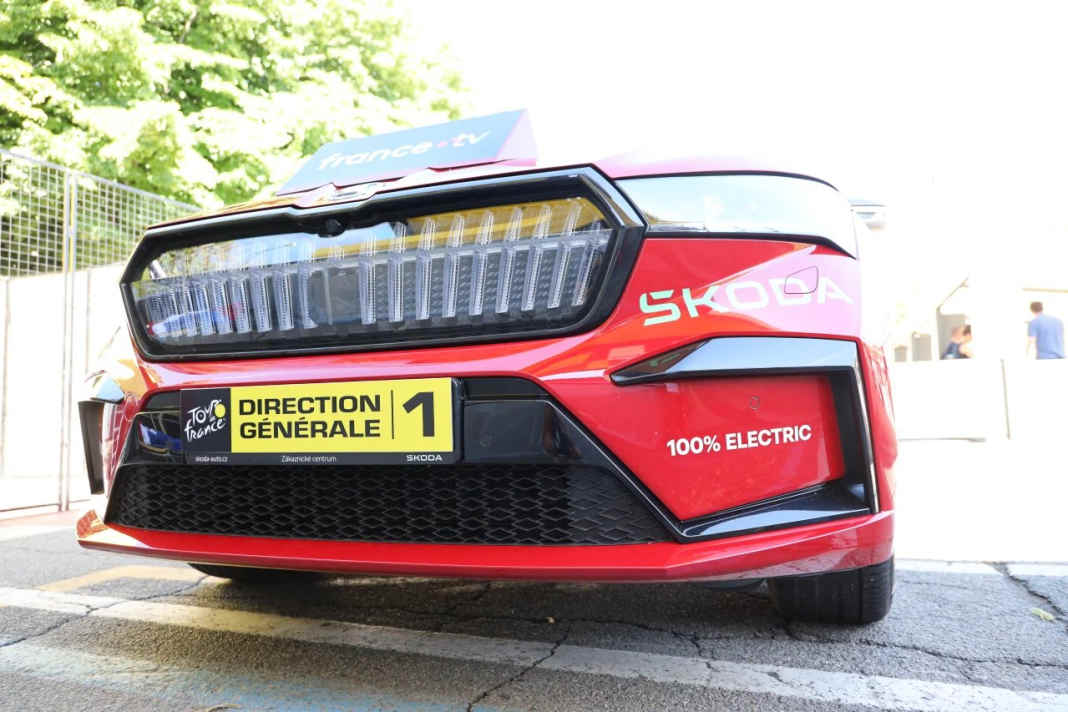 Der elektrische Skoda der Renndirektion wird auf den meisten Etappen eingesetzt.