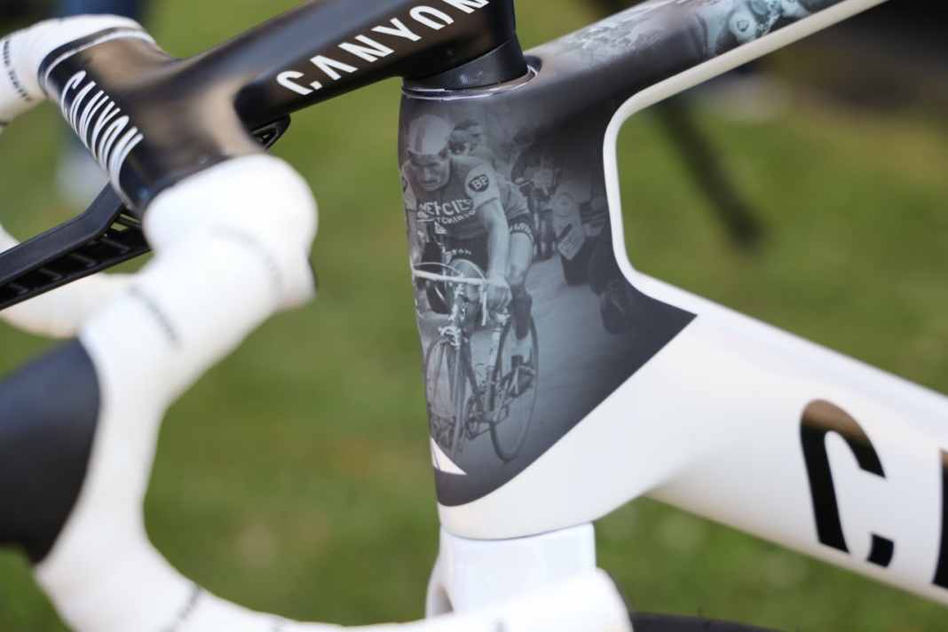 Mathieu van der Poels Canyon Aeroad hat für die 9. Etappe eine besondere Lackierung bekommen