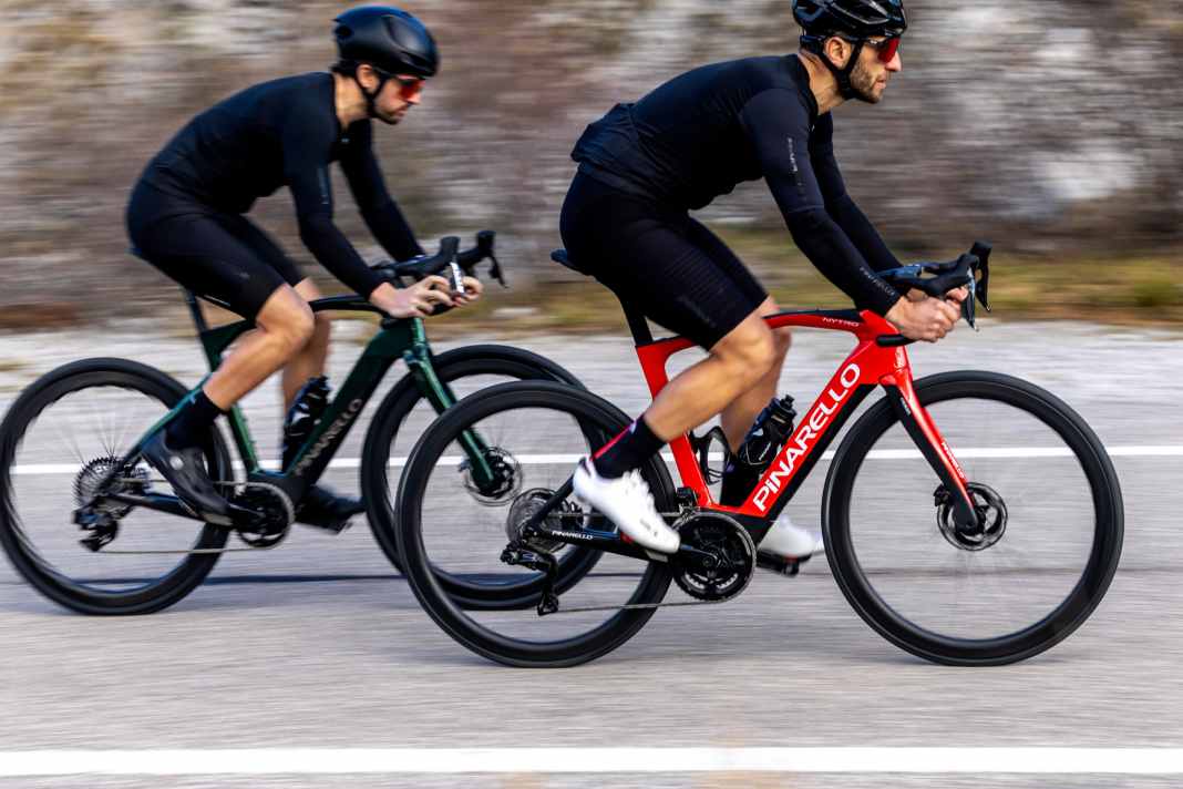 Die nächsten Neuheiten aus dem Hause Pinarello sind das Nytro Road (rechts) und Nytro Gravel (links) mit elektronischer Unterstützung.