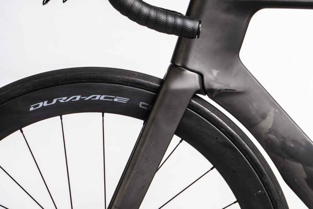 Das langgezogene Steuerrohr verbessert die Aerodynamik