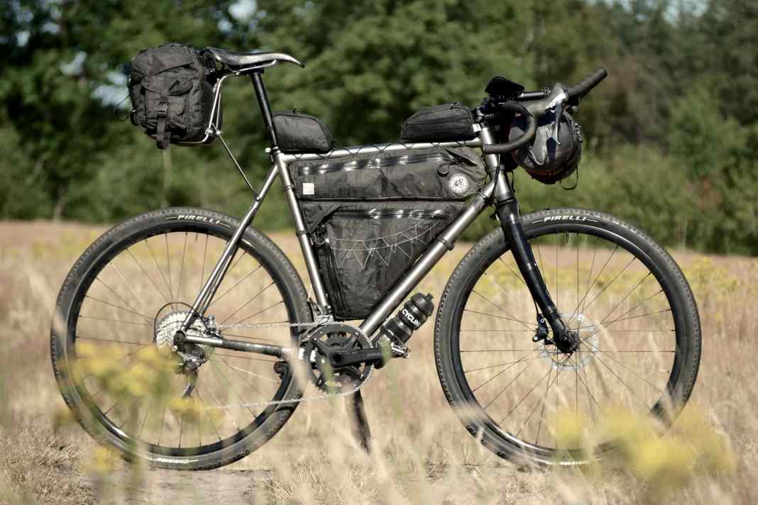 Wit Slingers bietet Bikepacking-Taschen nach Maß, genäht in Leipzig