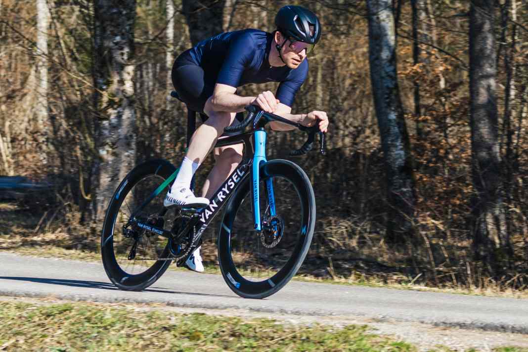 Seit März ist das neue RCR-F Pro von Van Rysel verfügbar. In der World Tour feierte der Bolide bereits vor rund einem Jahr seine Premiere.