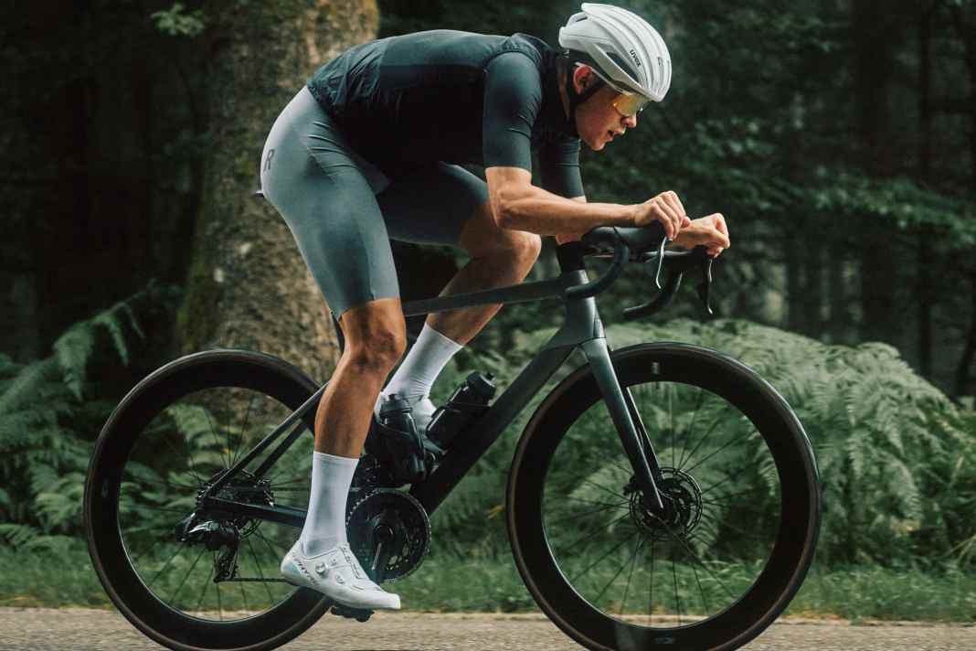 Rose präsentiert für das Xlite 06 zwei neue Farben. Ausstattungen und Preise des Race-Allrounders bleiben unverändert.