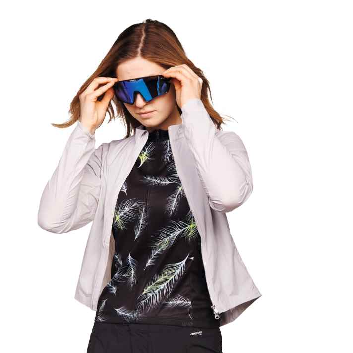 Als Damenmodell findet man nahezu die identische Windjacke als Poc Essential Splash Jacket