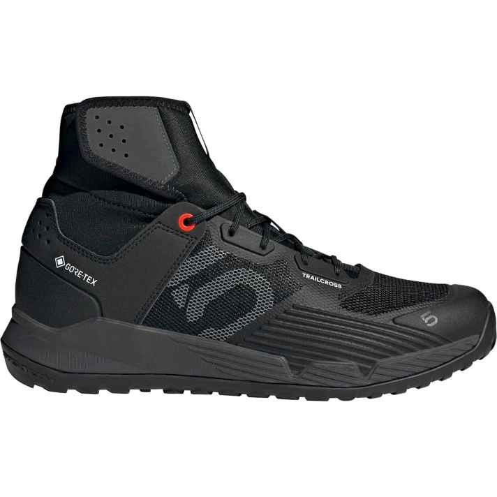 Regen von oben, Wasser- und Schlammbeschuss von unten. Bei einem guten Bike-Schuh für den Herbst kommt nix durch. Die enge Neopren-Gamasche am Knöchel und das Goretex-Futter halten den Fuß von allen Seiten trocken.