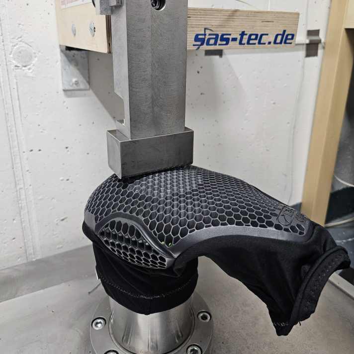 Da müssen alle durch: Auf dem Prüfstand bei Sas-Tec musste jeder Kandidat zeigen, wie gut er wirklich schützt