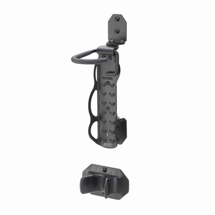 Wandhaken wie dieser vom Roseversand bekommt man schon unter zehn Euro, dann aber ohne die zusätzliche Aufnahme für das untere Laufrad. Diese Version liegt bei knapp 25 Euro >> <a href="https://www.awin1.com/cread.php?awinmid=11768&awinaffid=471469&clickref=B+Rose+Hook+in+Vario&ued=https%3A%2F%2Fwww.rosebikes.de%2Frose-hook-in-vario-fahrrad-wandhalter-klapp-und-schwenkbar-2717997" target="_blank" rel="noopener noreferrer nofollow">hier erhältlich</a>*. Wichtig bei der Montage: Zum Einhaken muss das Laufrad mit der Achse auf Höhe des Hakens gehoben werden, ehe es dann in die Halterung abgesenkt wird; dementsprechend oben Platz lassen!