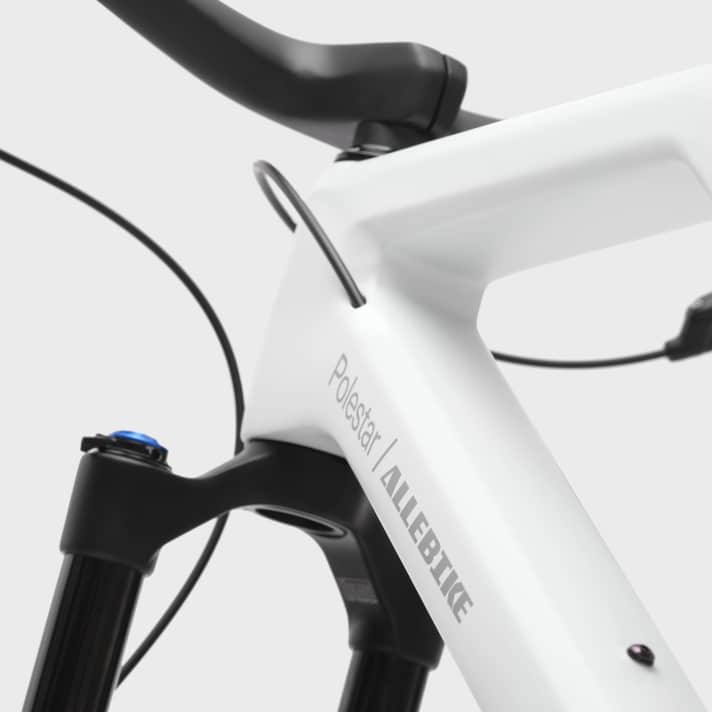 Funkschaltung und -Sattelstütze verzichten auf Kabel. Die Bremsleitungen verlaufen im Rahmen und im Cockpit verschmelzen Lenker mit Vorbau. Das Allebike Alpha Polestar Edition soll schlicht und funktional sein. Wie die Autos.