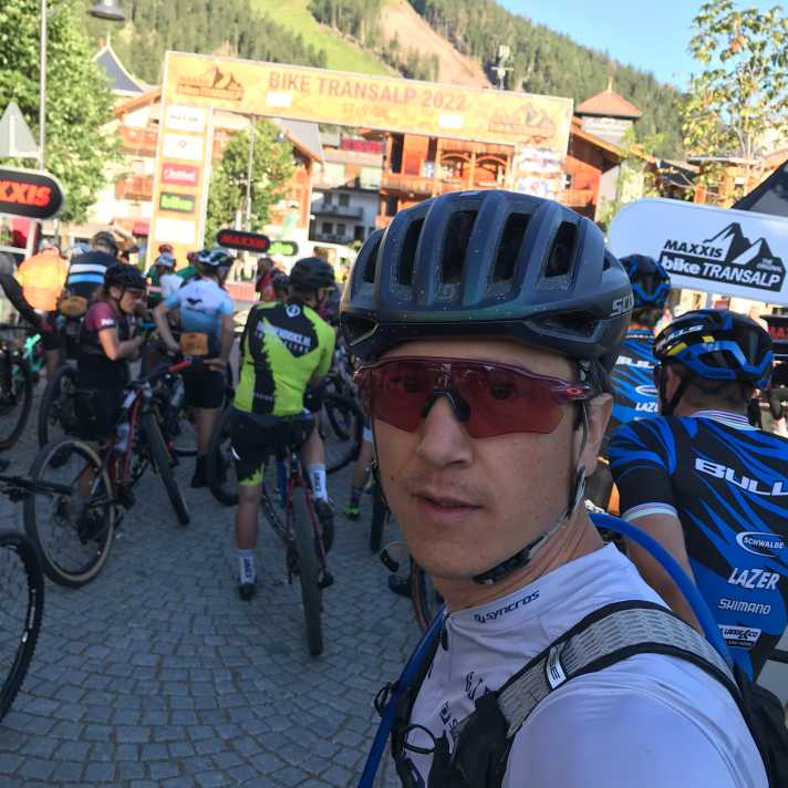 BIKE-Blogger David mit flauem Gefühl am Start der 4. Transalp-Etappe.